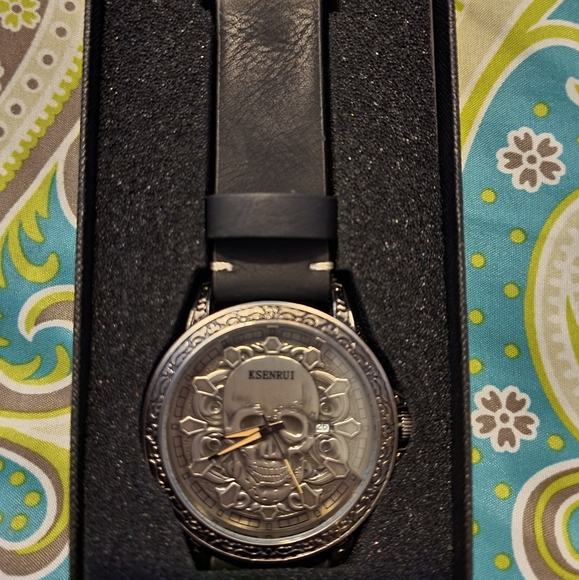 NIB KSENRUI Skull Watch. - Picture 7 of 8